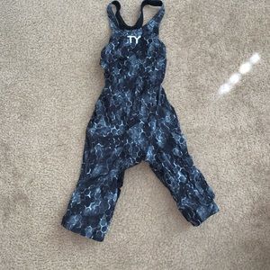 TYR Avictor Techsuit